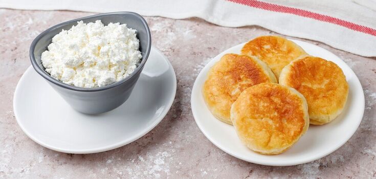 Flour or semolina: what is better to add to cheesecakes so that they do not fall apart