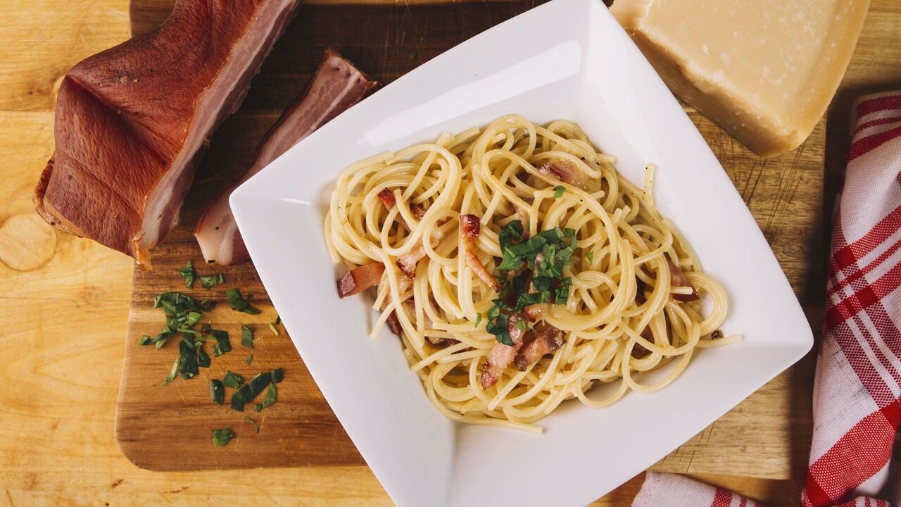 Domowy makaron Carbonara: klasyczny przepis na pyszne danie