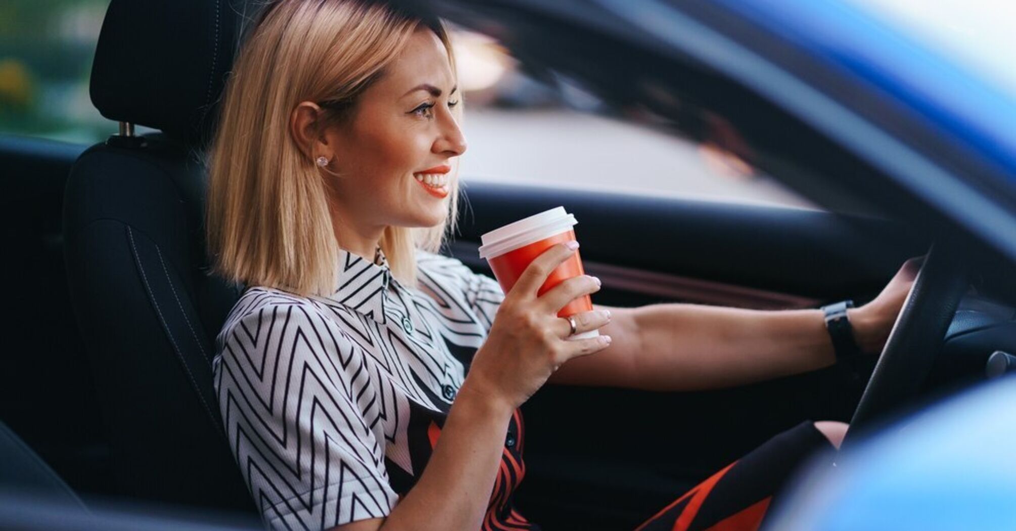 How to drive a car correctly to avoid distractions: expert advice