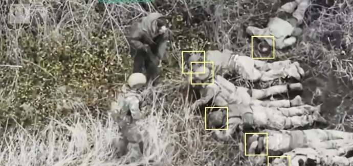 Rosyjskie egzekucje ukraińskich jeńców wojennych mają charakter systemowy. Financial Times opublikował dochodzenie