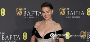 Selena Gomez showed a bright manicure that everyone will want to repeat this spring. Photo