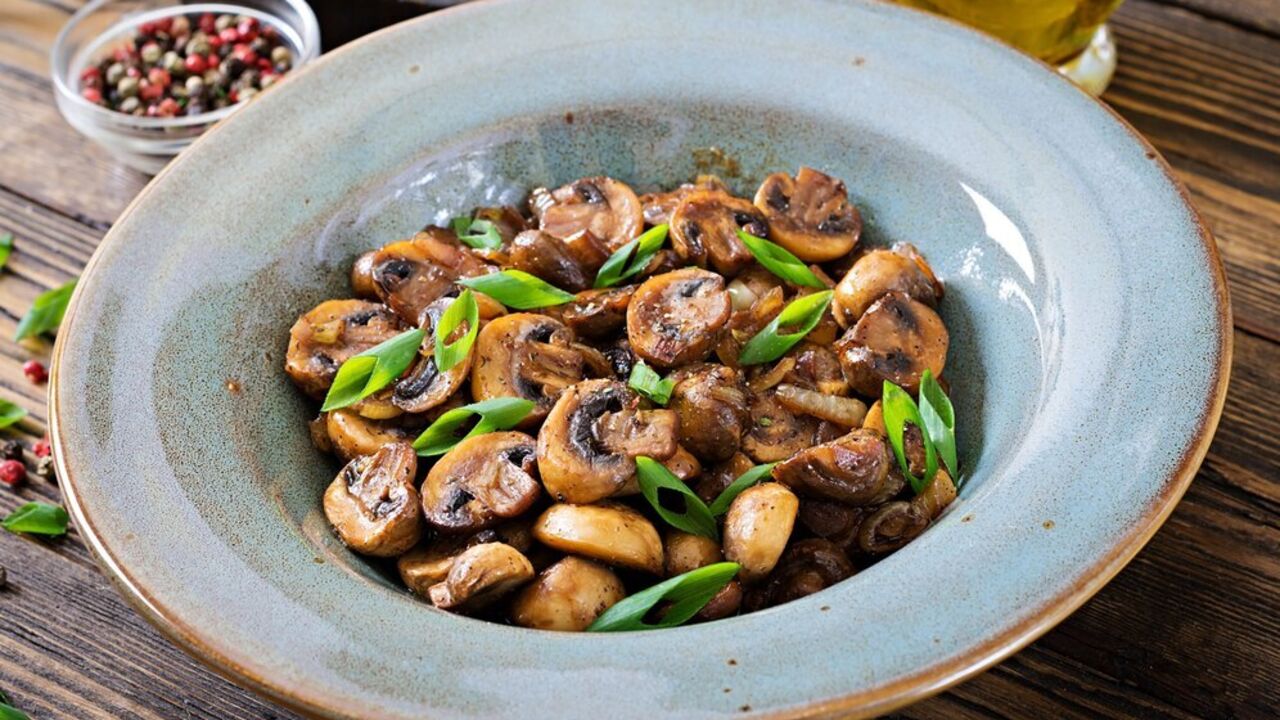 The wrong way to fry champignons: they will be rubbery and watery