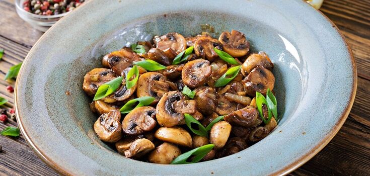 The wrong way to fry champignons: they will be rubbery and watery