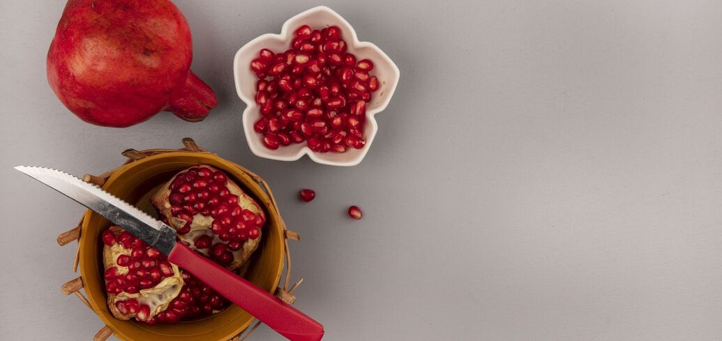How to peel a pomegranate so as not to stain everything around: life hack
