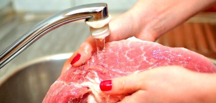 Is it necessary to wash the meat before cooking: dispelling myths