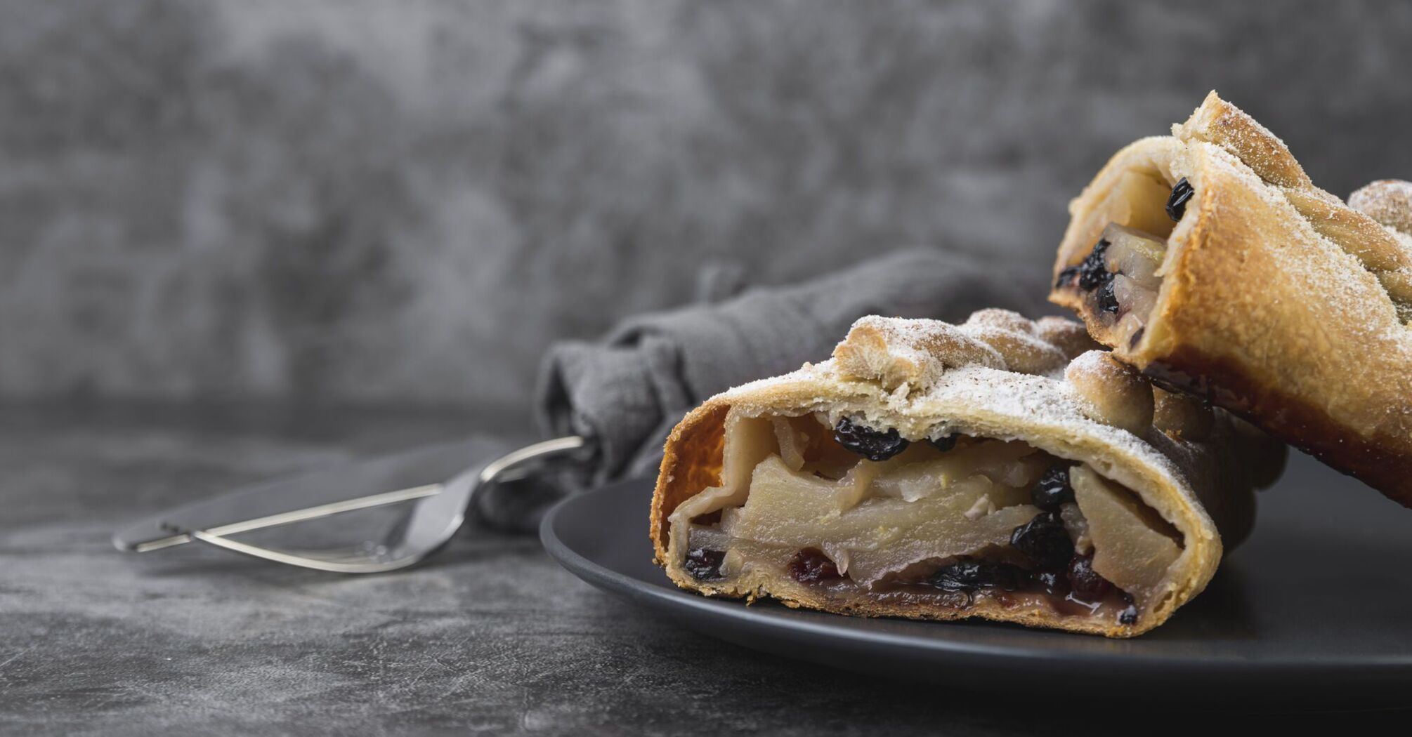 Lazy strudel with cottage cheese and blueberries: a delicious and easy dessert