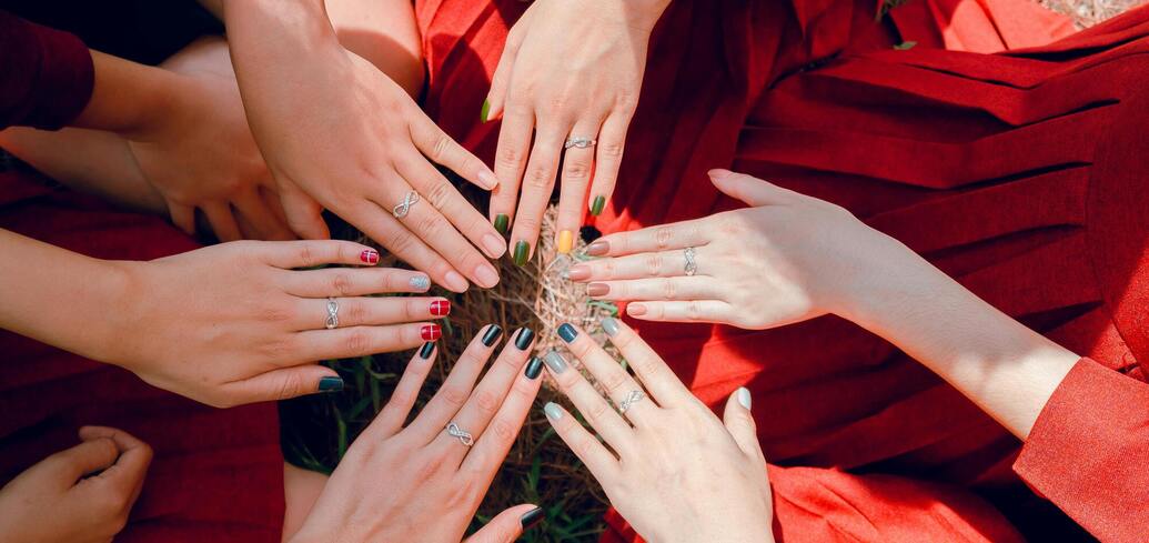 Five interesting manicure options for spring: from an "inverted" French to delicate flowers