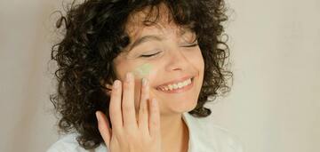 Nigdy tego nie rób: trzy złe nawyki, które zniszczą Twoją skórę i makijaż