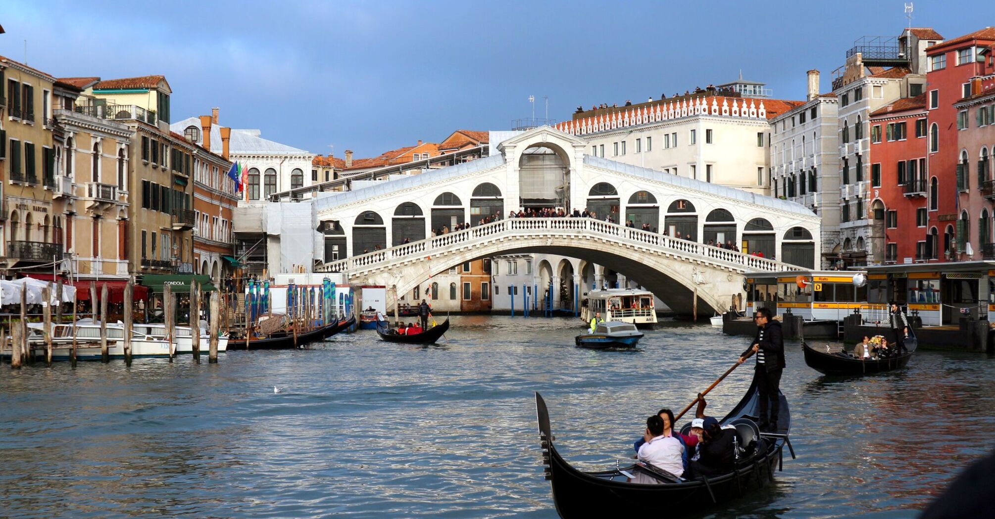 Consists of 118 islands: which European city is considered one of the most romantic in the world