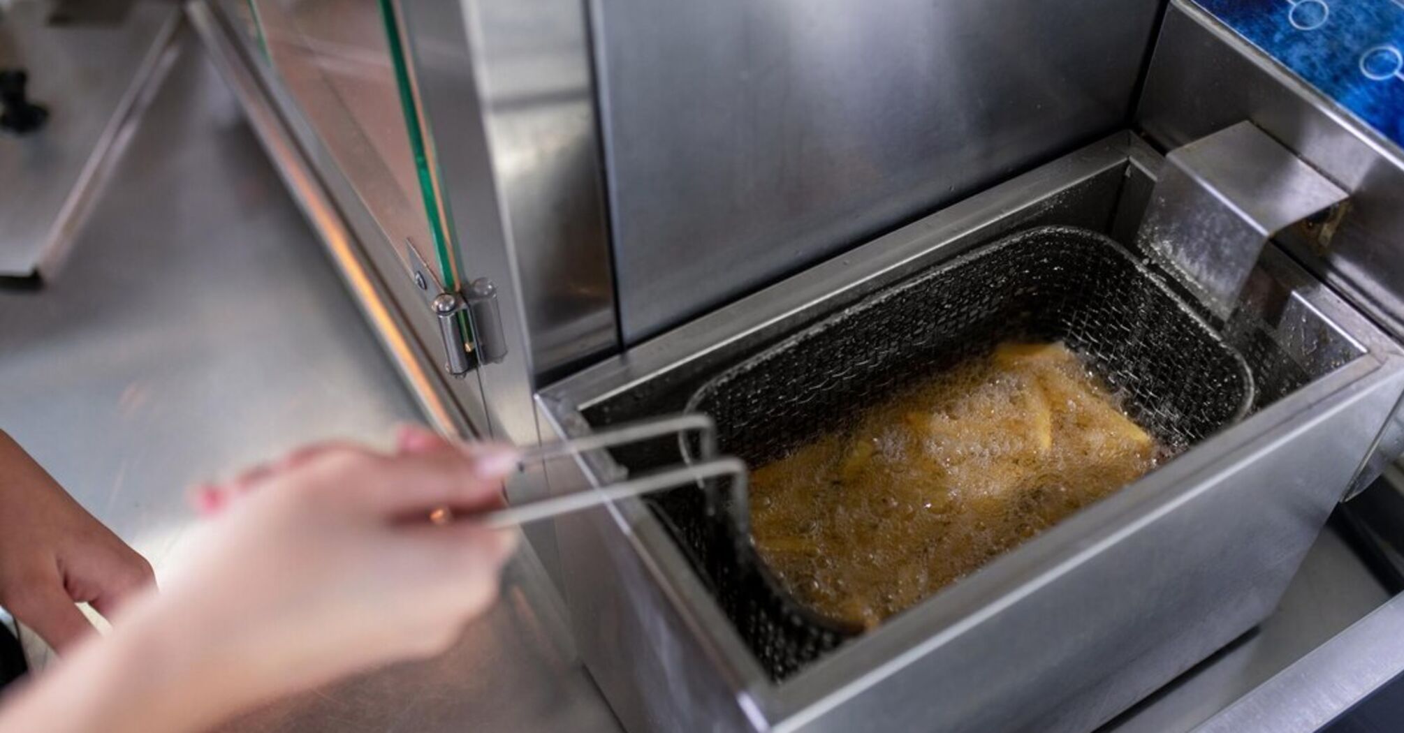 How to clean the air fryer from grease and grime in just 20 minutes: a simple method