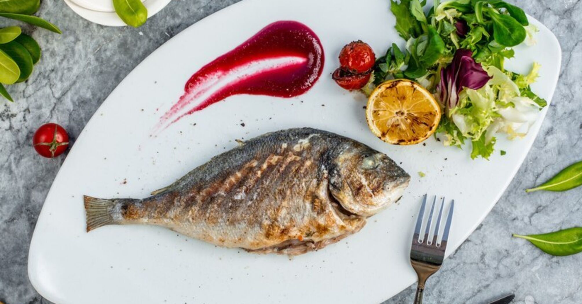 How to cook a healthy dorado: add lemon and spices