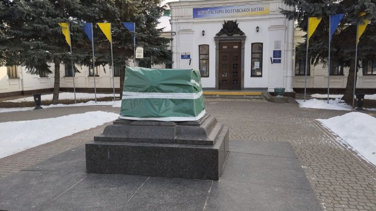 Monument to Peter the Great dismantled in Poltava. Photo