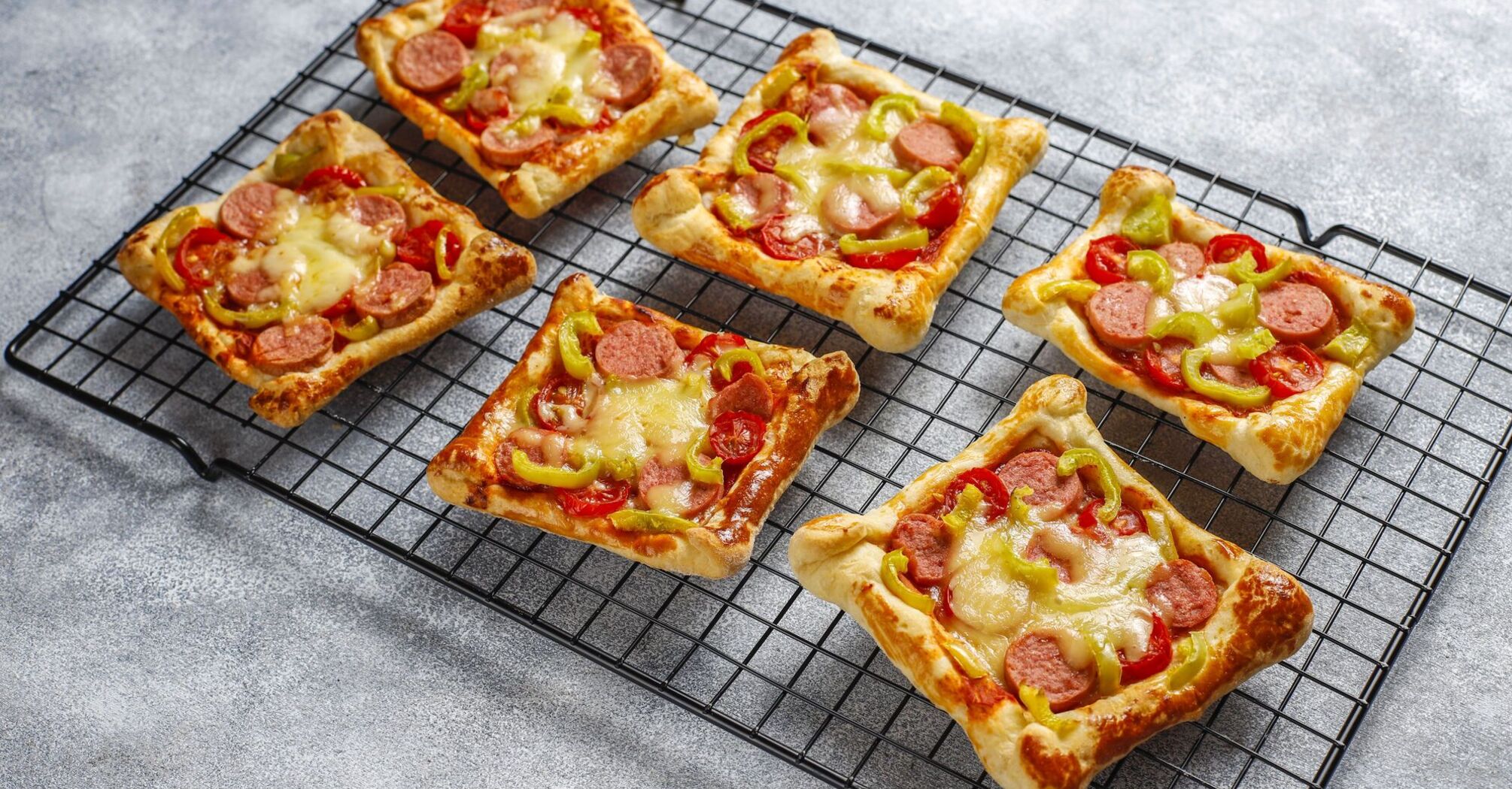 How to make pizza without kneading the dough: all you need is toast bread and delicious topping