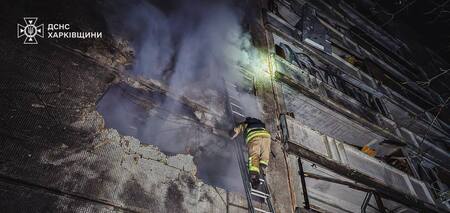 Uszkodzony wieżowiec i dwie osoby ranne w wyniku ataku rosyjskiego drona na Charków. Zdjęcie
