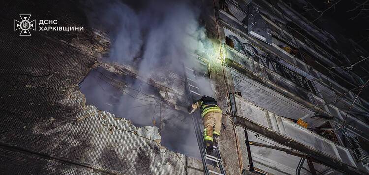 Uszkodzony wieżowiec i dwie osoby ranne w wyniku ataku rosyjskiego drona na Charków. Zdjęcie