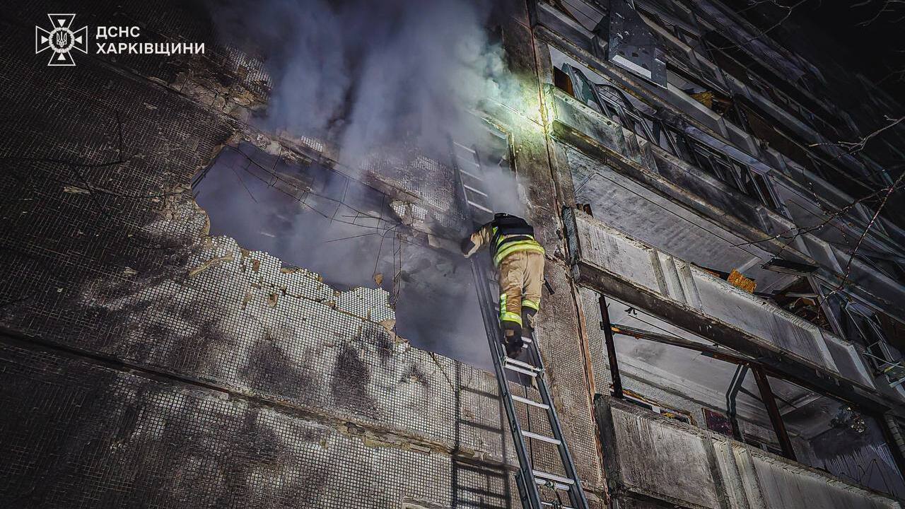 Uszkodzony wieżowiec i dwie osoby ranne w wyniku ataku rosyjskiego drona na Charków. Zdjęcie