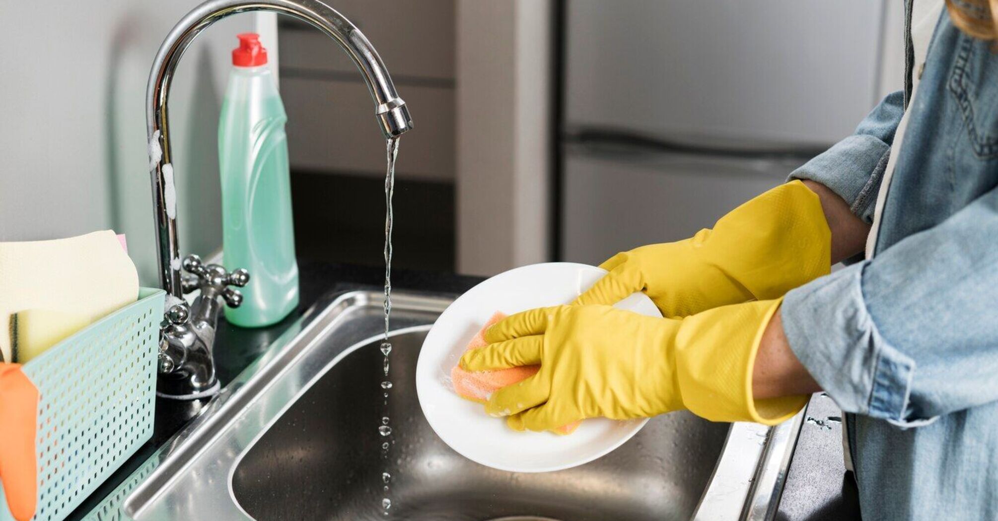 Why washing dishes with a regular sponge is not the best choice