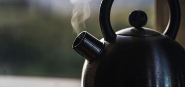 Jak błyskawicznie usunąć kamień z czajnika: proste sposoby na życie