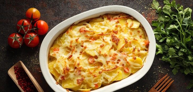 Potatoes, chicken and tender sauce: recipe for a delicious and hearty casserole for lunch