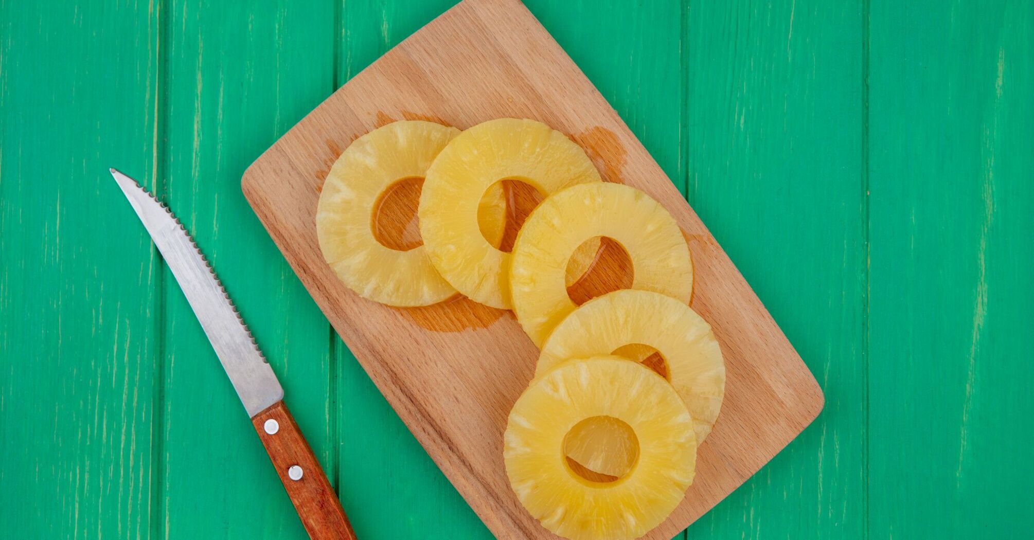 How to quickly cut a pineapple into perfect rings and slices