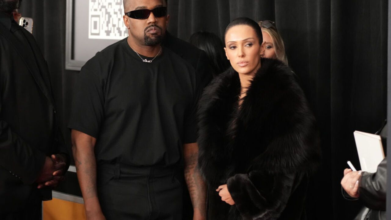 Policja eskortowała Kanye Westa i jego prawie nagą żonę z rozdania nagród Grammy, którzy pojawili się na czerwonym dywanie bez zaproszenia. Zdjęcia