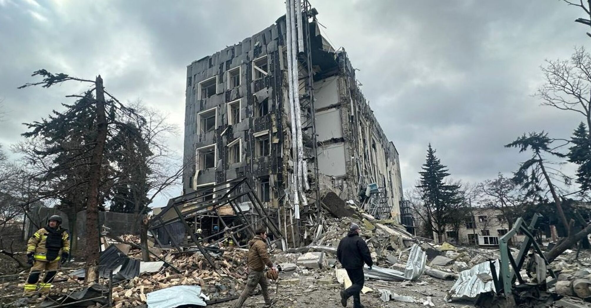 The occupiers hit Izyum with ballistic missiles: five people were killed and more than 50 wounded. Photos and videos