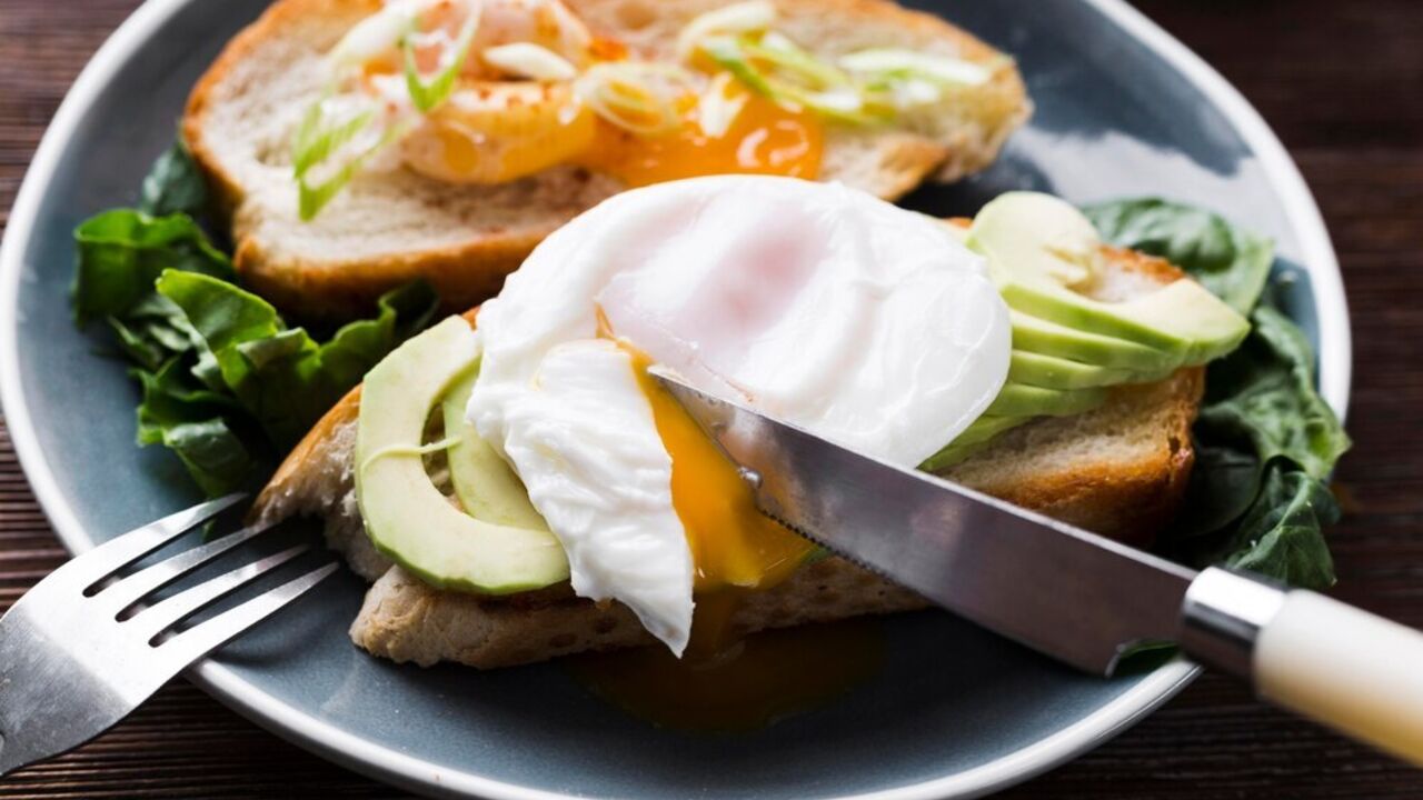 How to cook a poached egg in a frying pan: a life hack that everyone can handle