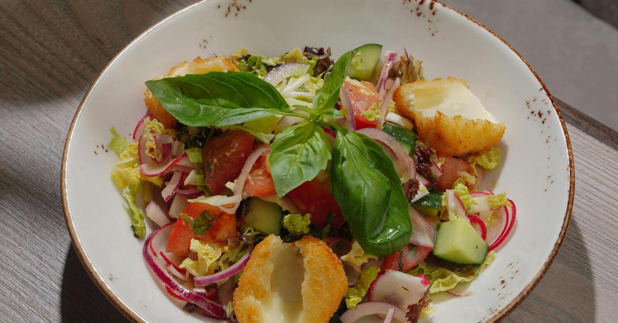 Tastier than Caesar: a hearty and delicious salad made from the most budget products in 10 minutes