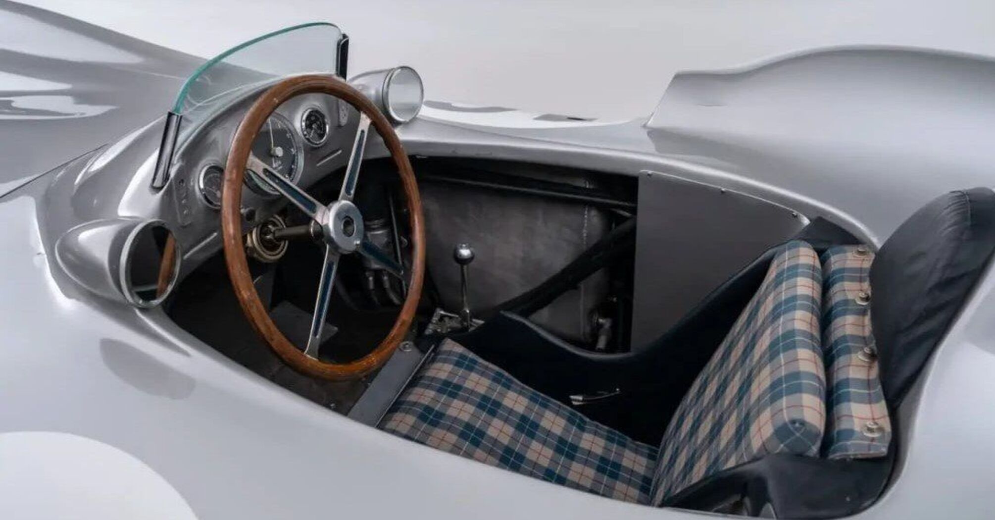 What the pilot's seat looks like in a Mercedes Stromlinienwagen