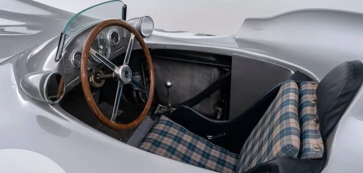 What the pilot's seat looks like in a Mercedes Stromlinienwagen