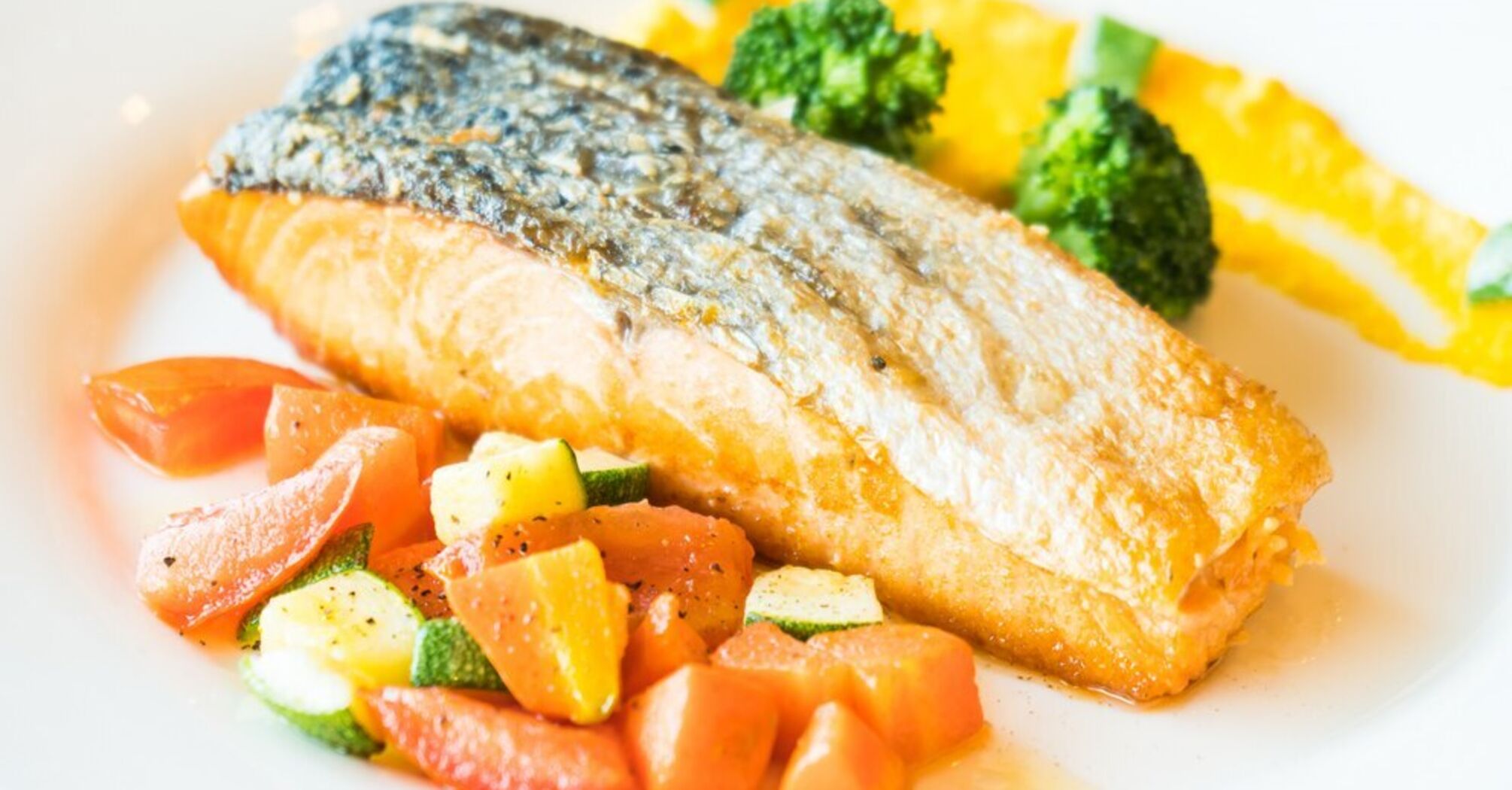 How to deliciously bake fish with carrots and onions in the oven: a win-win option that everyone will like