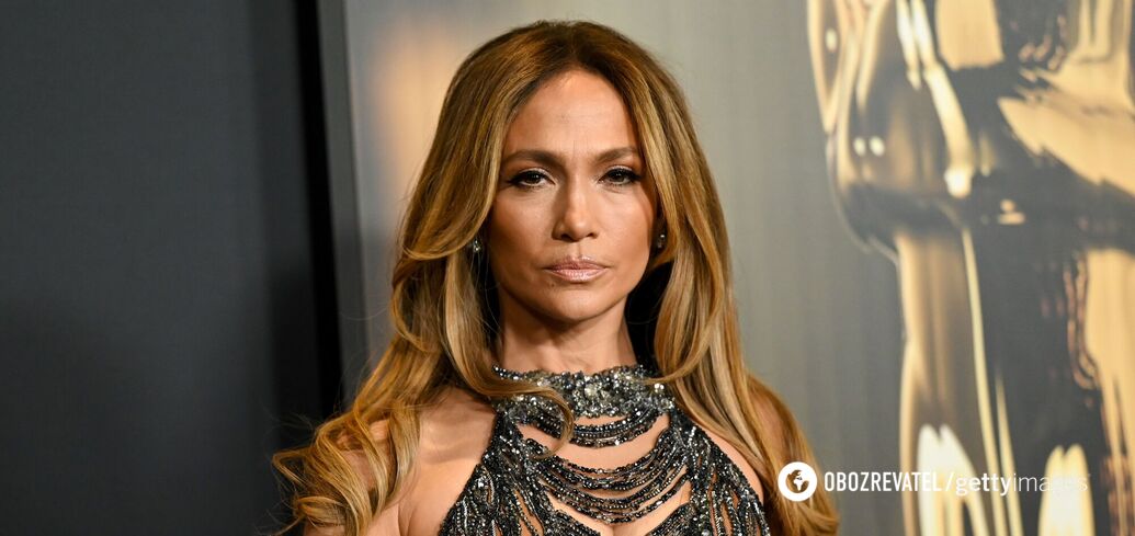 Jennifer Lopez prezentuje zapomniany manicure, który ponownie przełamuje trendy. Zdjęcie