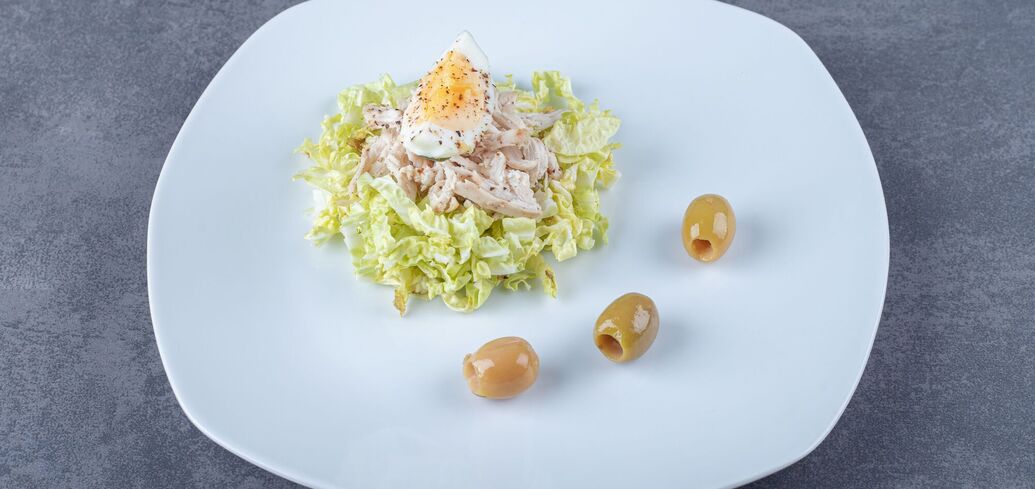 Light, low-calorie cabbage and tuna salad: a delicious alternative to mayonnaise