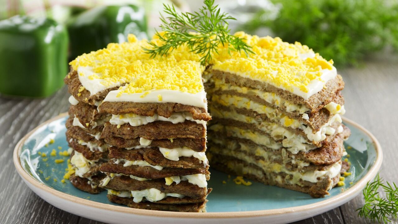How to prepare delicious liver pancake cake without mayonnaise: a dietary version of the popular dish