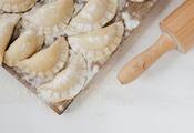 The most delicate dough for dumplings with kefir: how to cook it properly so that it does not spread