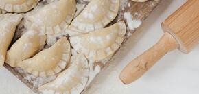 The most delicate dough for dumplings with kefir: how to cook it properly so that it does not spread