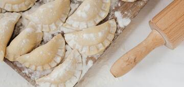 The most delicate dough for dumplings with kefir: how to cook it properly so that it does not spread