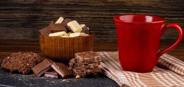 Lubisz czekoladę, kawę lub wino? Naukowcy mają dla ciebie dobrą wiadomość