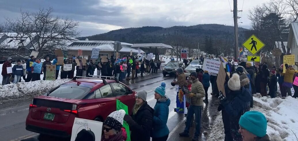 He went on vacation: Vance was greeted in Vermont by hundreds of people with posters in support of Ukraine. Photos and video