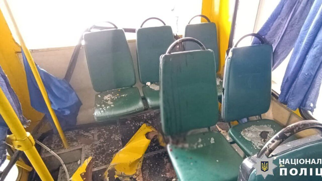 Russian troops drop explosives on a minibus in Kherson: there is a dead and wounded
