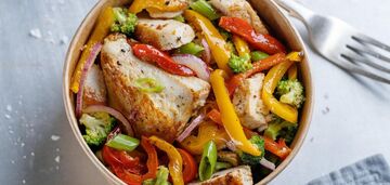 Ciepła sałatka z kurczakiem i warzywami: danie na każdy dzień i na świąteczny stół