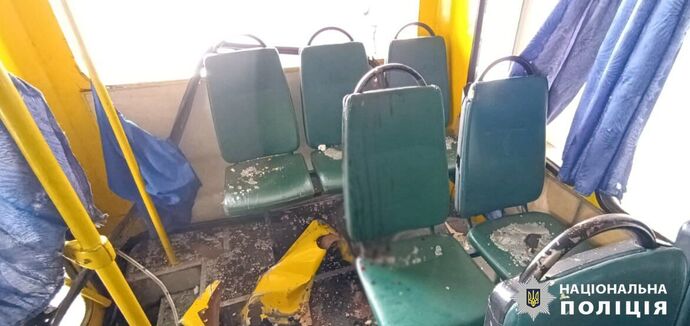 Russian troops drop explosives on a minibus in Kherson: there is a dead and wounded