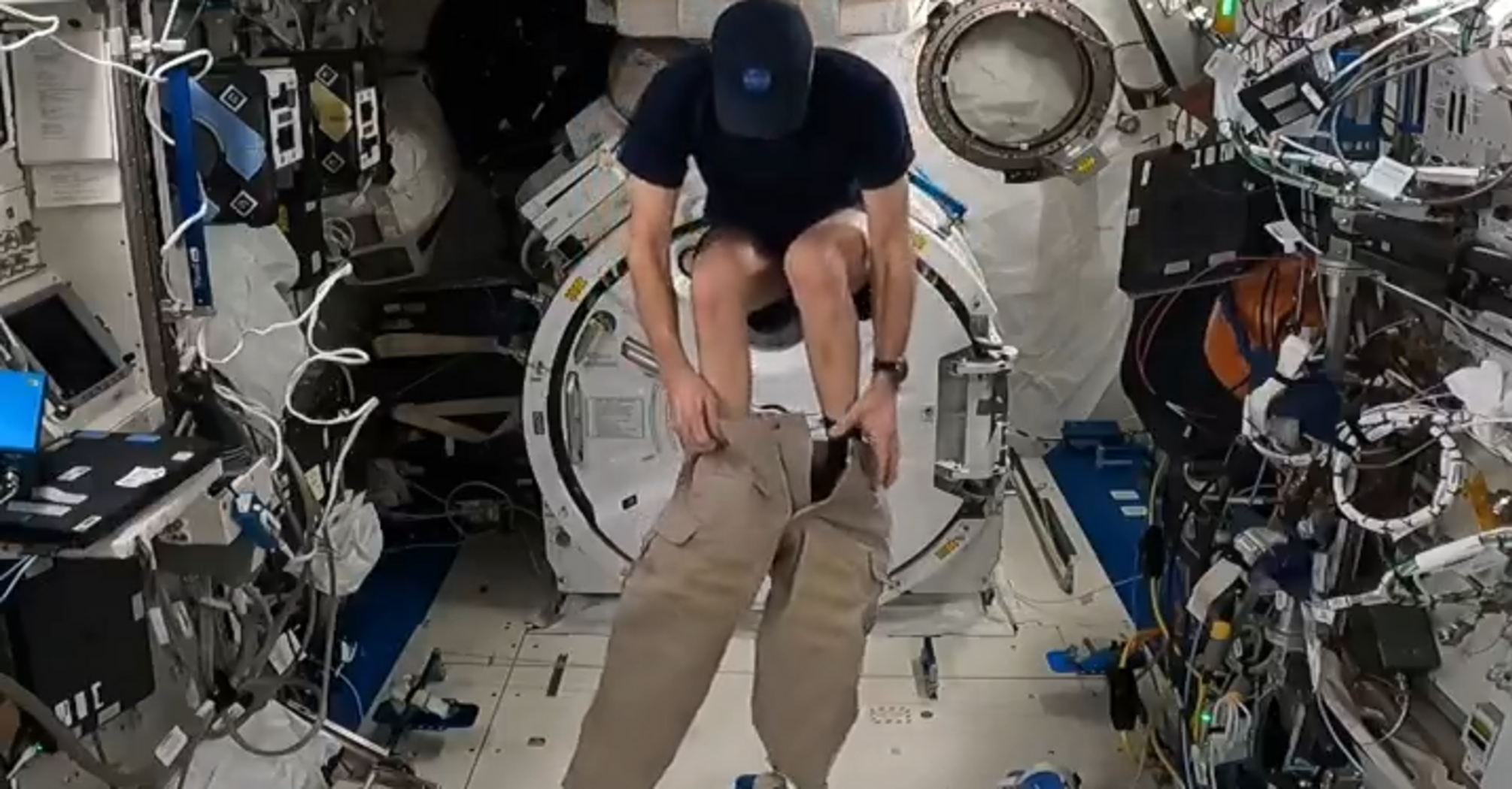 Astronauta NASA pokazuje, jak zakłada spodnie w kosmosie: wideo staje się wirusowe
