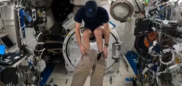 Astronauta NASA pokazuje, jak zakłada spodnie w kosmosie: wideo staje się wirusowe