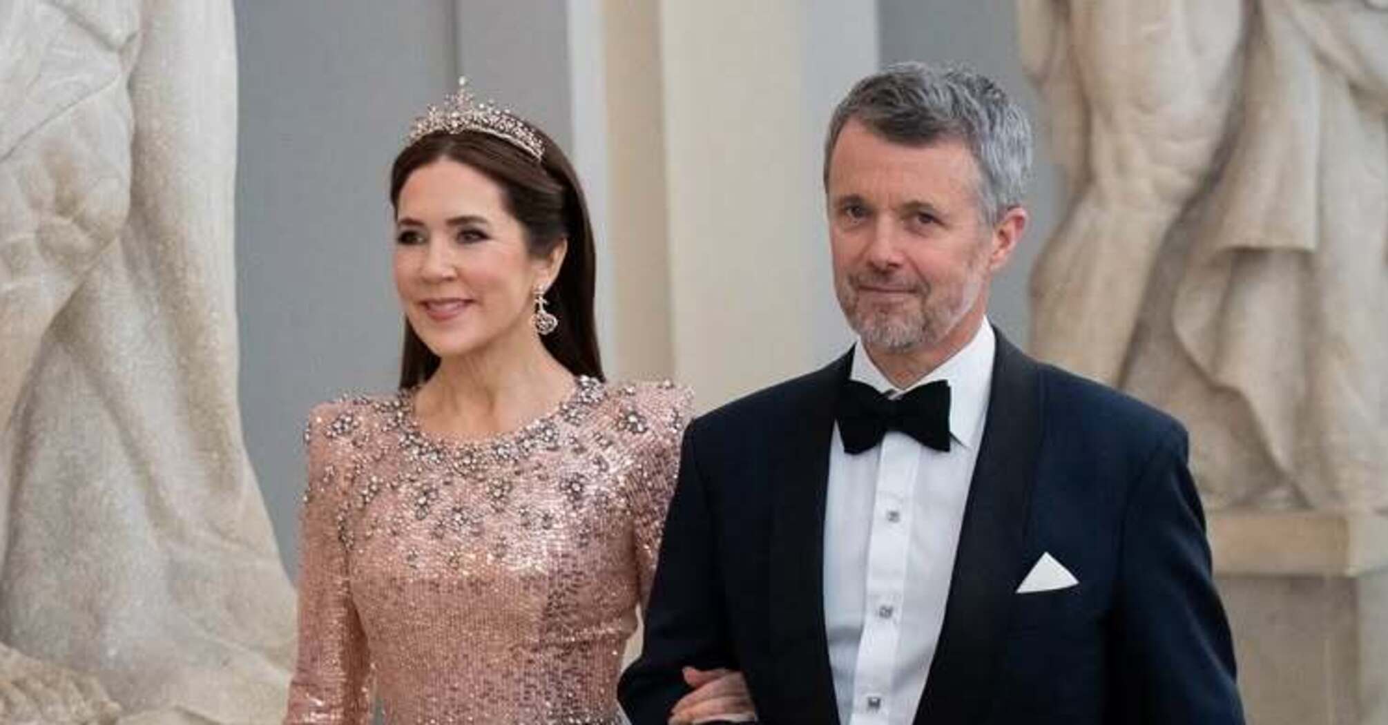 The Queen of Denmark repeated the image of Kate Middleton at the annual art party. Photo comparison
