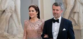 Królowa Danii powtórzyła wizerunek Kate Middleton na corocznej imprezie artystycznej. Porównanie zdjęć