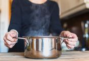 How to get rid of dirt on pans quickly: the easiest way