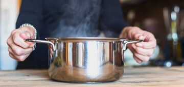 Jak szybko pozbyć się brudu z patelni: najprostszy sposób