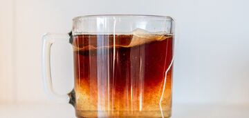 Nigdy nie wyciskaj torebki herbaty do filiżanki: wyjaśniamy dlaczego