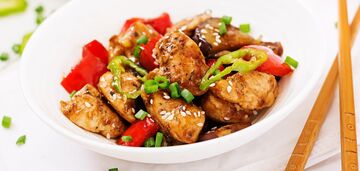 Soczysty kurczak teriyaki na patelni: jak przygotować najsmaczniejsze mięso do każdego przystawki